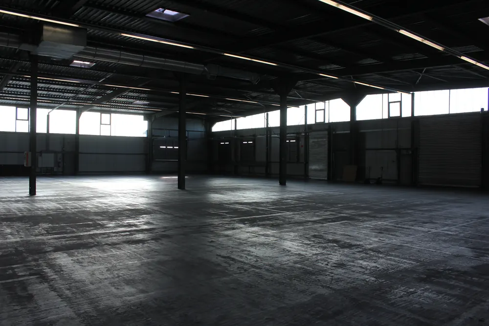 Fensterband mit Tageslicht in der Halle der Jashari GmbH