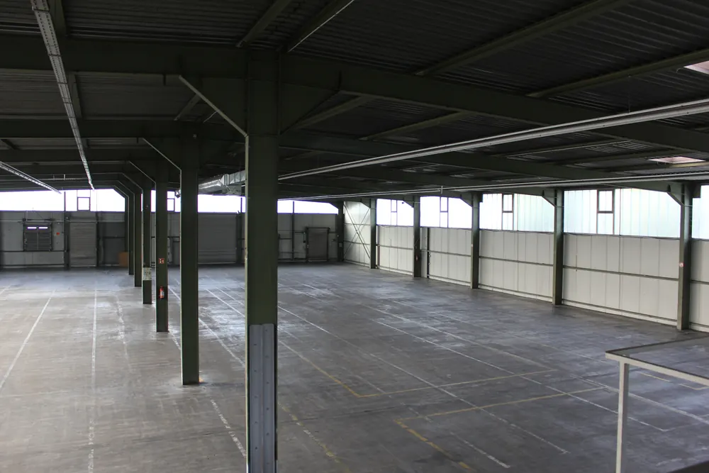 Lagerfläche der Jashari GmbH – freie, ebene Logistikfläche mit Stützenraster