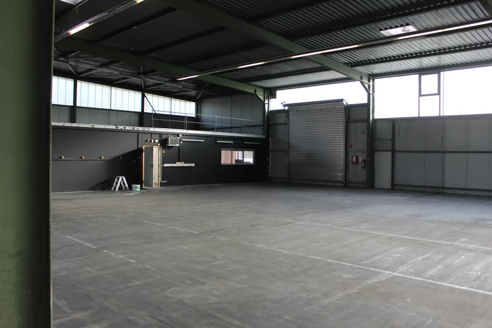 Innenansicht der Logistikhalle der Jashari GmbH