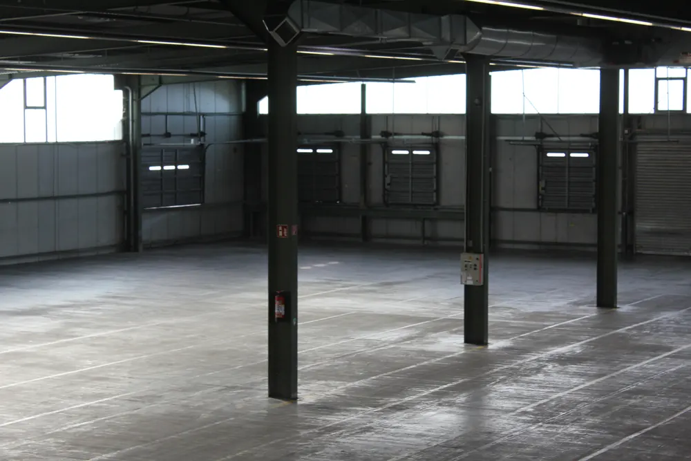 Stahlkonstruktion und Stützenraster der Logistikhalle