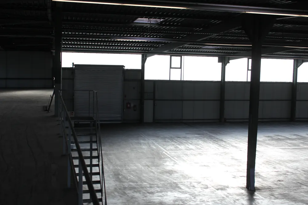 Zugang und Treppe in der Logistikhalle der Jashari GmbH