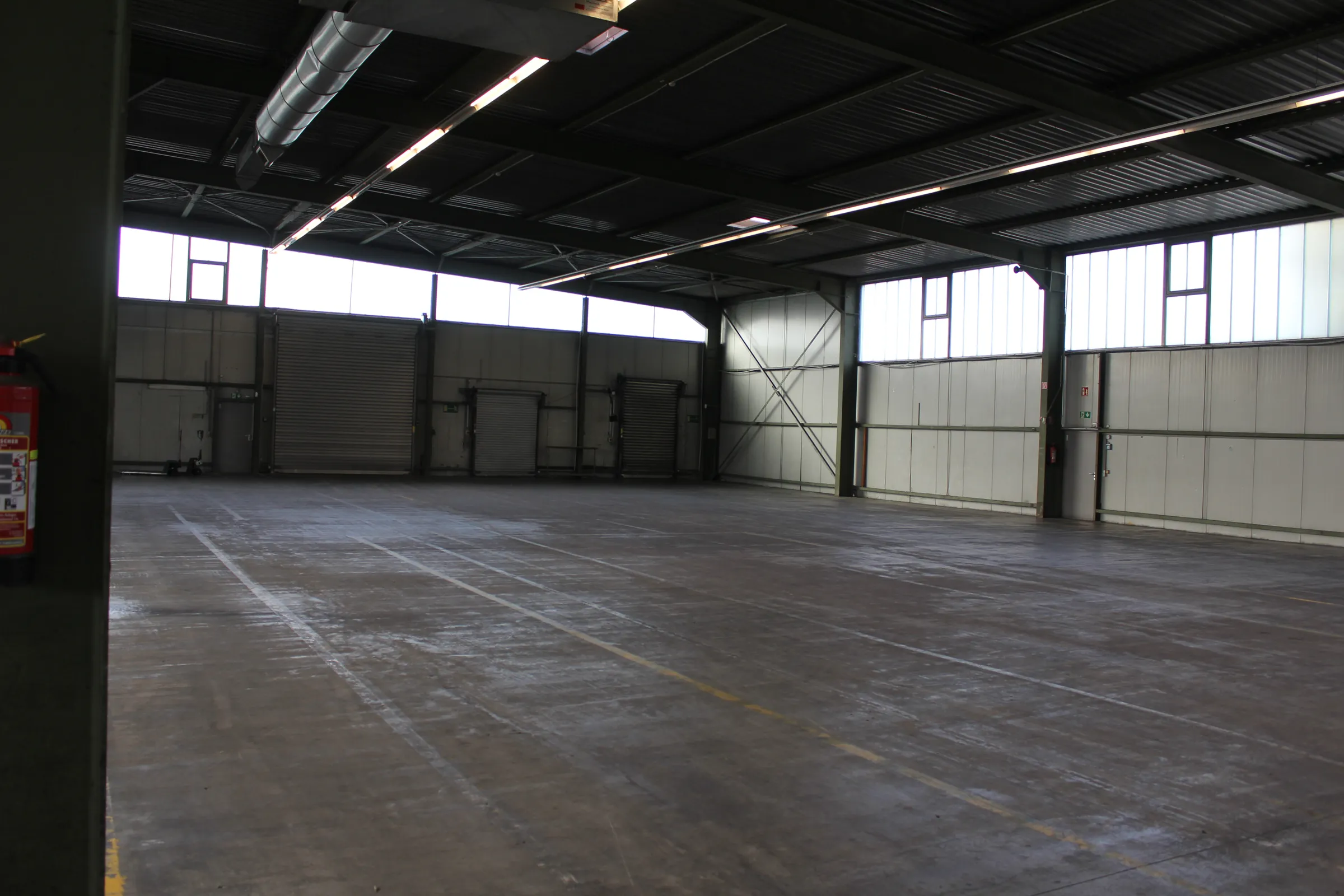 Lagerhalle der Jashari GmbH in Kirchheim unter Teck – weitläufige Logistikfläche mit Tageslicht